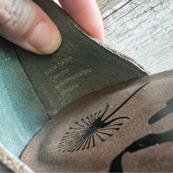 OTBT Souvenir Metallic Leather Sandal - Picture 12 of 12